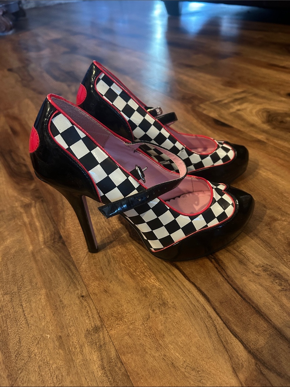 Leg Avenue Queen of Hearts-checkered rockabilly heels size 7 (runs small)